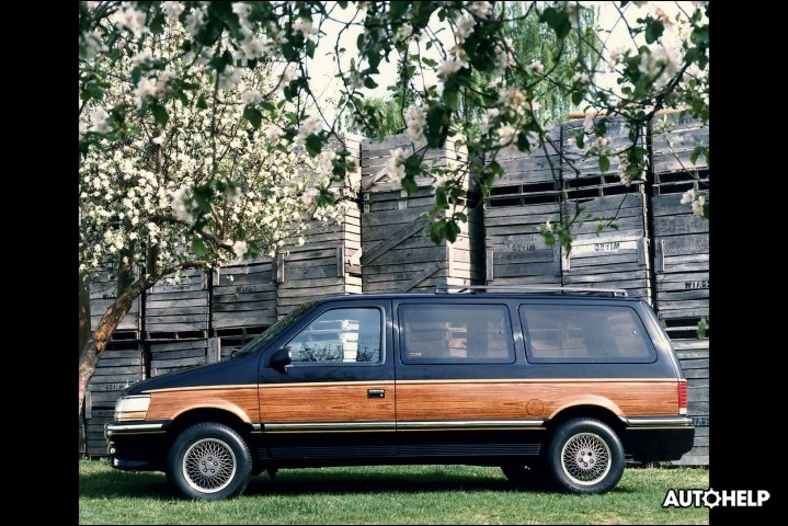 Якокка Фордод байх үедээ санаачилсан, хэрэгжүүлж амжаагүй урдаа хөтлөгчтэй Минивэн загварыг 1984 онд Крайлсерт байхдаа амжилттай хэрэгжүүлэв 