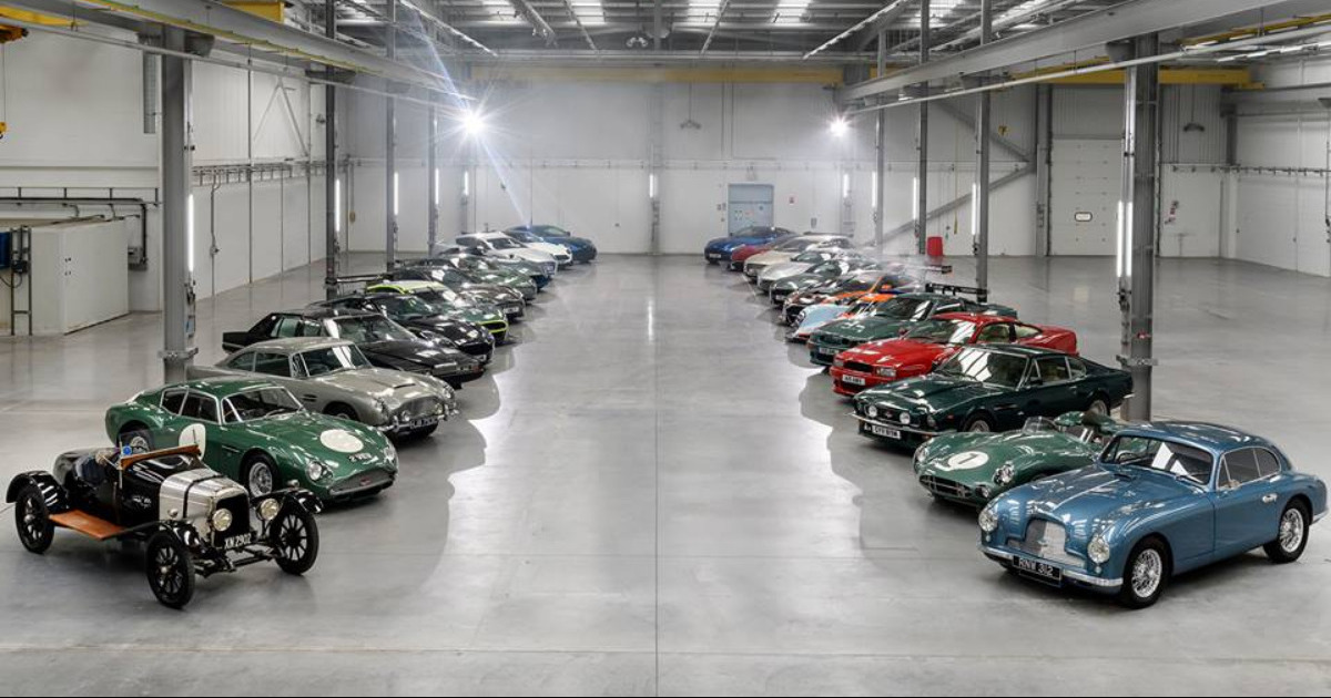 Aston Martin: Түүхэн цуглуулгаараа DRIFT хийж үзүүллээ