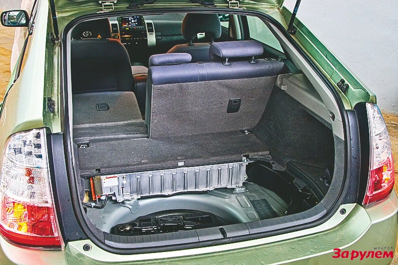Prius-20-ийн батарей нь өмнөхөөсөө 5 килограммаар хөнгөн бөгөөд нийт 28 модулиас бүрдэх тул хамаагүй цомхон болсон юм.