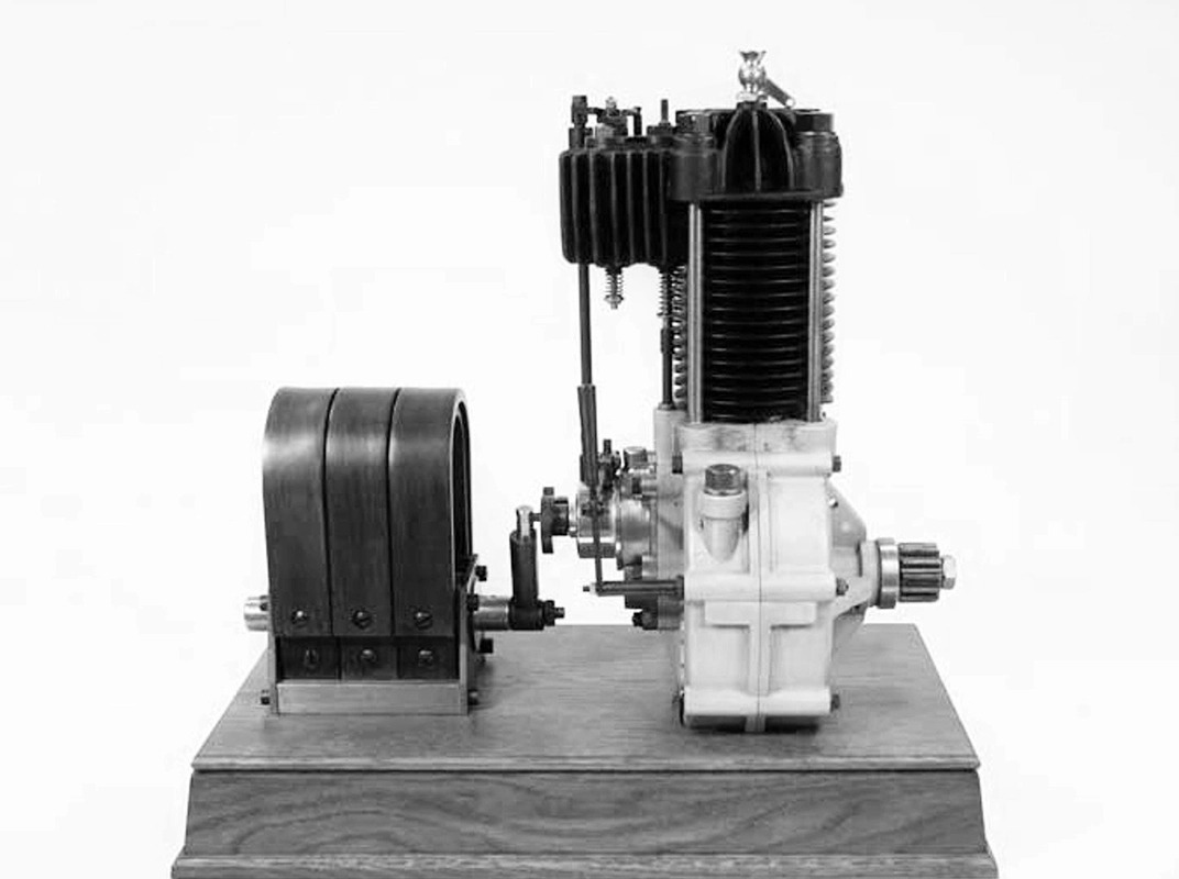 1897 оны зургаадугаар сард Bosch компани өөрийн анхны магнето гал асаалтын төхөөрөмж-өө патентжуулсан бөгөөд энэ нь компанийн автомашины технологийн хөгжлийн эхлэлийг тавьсан чухал үйл явдал байв.  Тухайн оны намар энэхүү анхны магнето гал асаалтын төхөөрөмжийг автомашины хөдөлгүүрт анх удаа суурилуулснаар Bosch автомашины гал асаалтын системийн хөгжилд шинэ үеийг эхлүүлжээ.