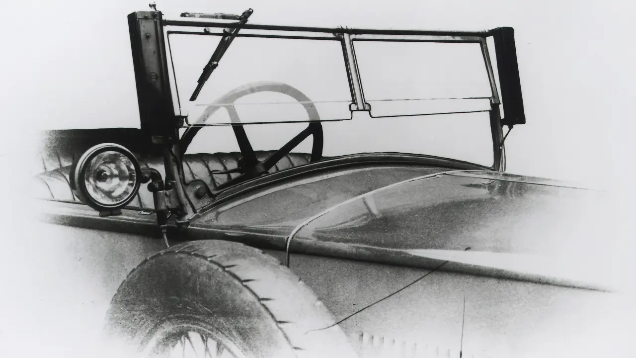1926 он - Салхины шил арчигчийн шинэ эрин  1926 онд Bosch компани цахилгаан хөдөлгүүртэй салхины шил арчигч-аа танилцуулснаар жолооч нарын цаг агаарын нөхцөл болон тухайн үеийн техникийн хязгаарлалтаас үүдэлтэй хүндрэлүүдийг үр дүнтэй шийдвэрлэжээ.  Энэхүү систем нь автомашины аккумуляторын дээд хэсэгт байрлах жижиг цахилгаан хөдөлгүүрээр ажилладаг байсан бөгөөд хөдөлгүүр асаалттай эсэхээс үл хамааран бие даан ажиллах боломжтой байв. Энэ нь жолоодлогын аюулгүй байдал, тав тухыг мэдэгдэхүйц сайжруулсан чухал шинэчлэл болсон юм.