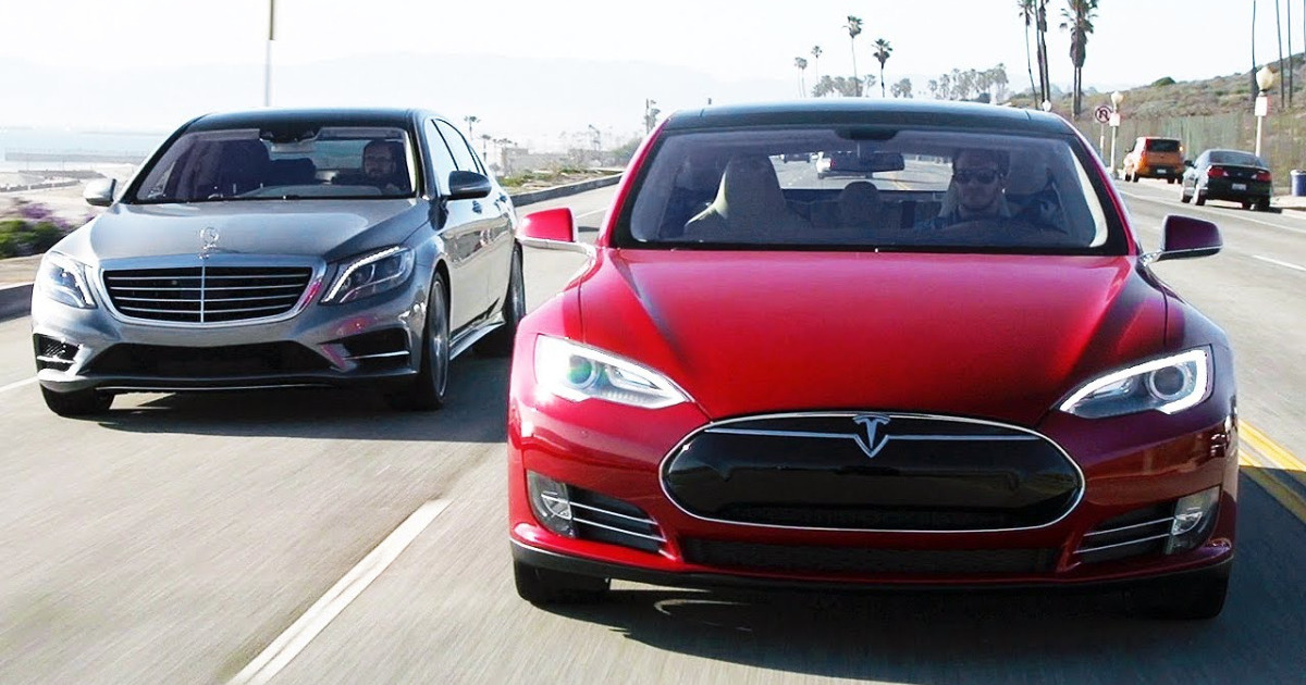 Tesla болон Mercedes Benz-ийн шоурүүмийг харьцуулцгаая