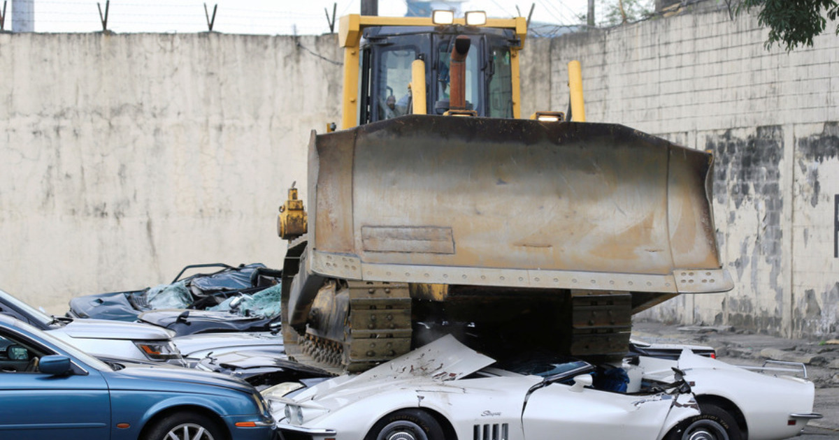 Филиппинд 4 сая евро үнэ бүхий тансаг зэрэглэлийн машиныг устгалд оруулжээ