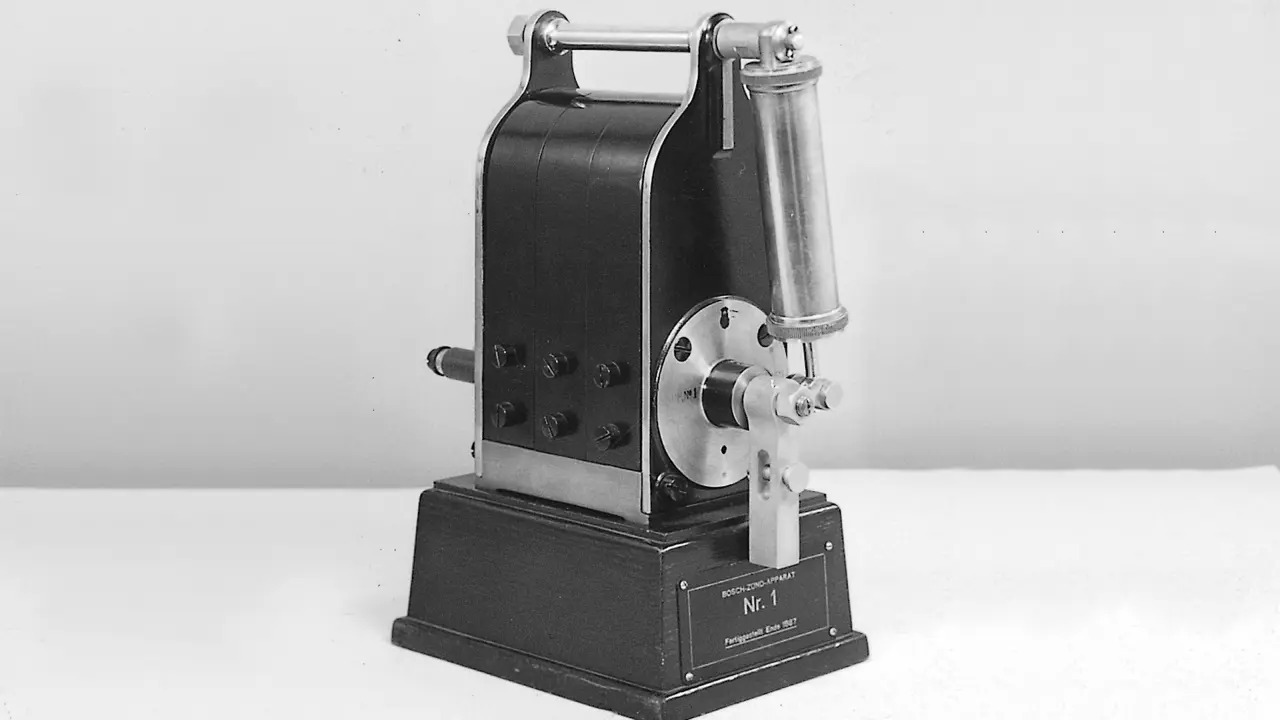 1902 онд Bosch компани очлуурын бүтээлдээ патент авч, автомашины түүхэнд шинэ хуудсыг нээсэн юм.  Тэр цагаас хойш очлуурын үндсэн ажиллах зарчим бараг өөрчлөгдөөгүй бөгөөд өнөөдрийг хүртэл автомашины хөдөлгүүрийг найдвартай асаах, тогтвортой ажиллагааг хангах чухал үүргээ хэвээр гүйцэтгэсээр байна. Bosch-ийн очлуур нь олон арван жилийн турш чанар, найдвартай ажиллагааны бэлгэ тэмдэг болсоор иржээ.