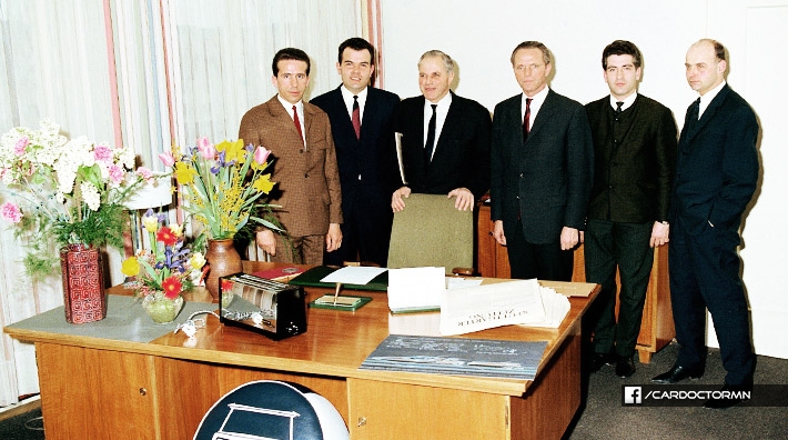 Бела Барени (зүүнээс гуравт) болон Бруно Сакко (Баруун талынх) зэрэг дэвшилтэт дизайны албаны баг 1970 он