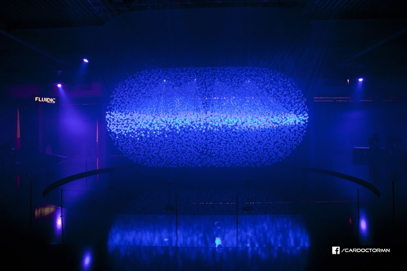 Hyundai Motor-ийн Миланы загварын долоо хоногт танилцуулсан хөдөлгөөнт гэрэл дээрх шингэний үзүүлбэр