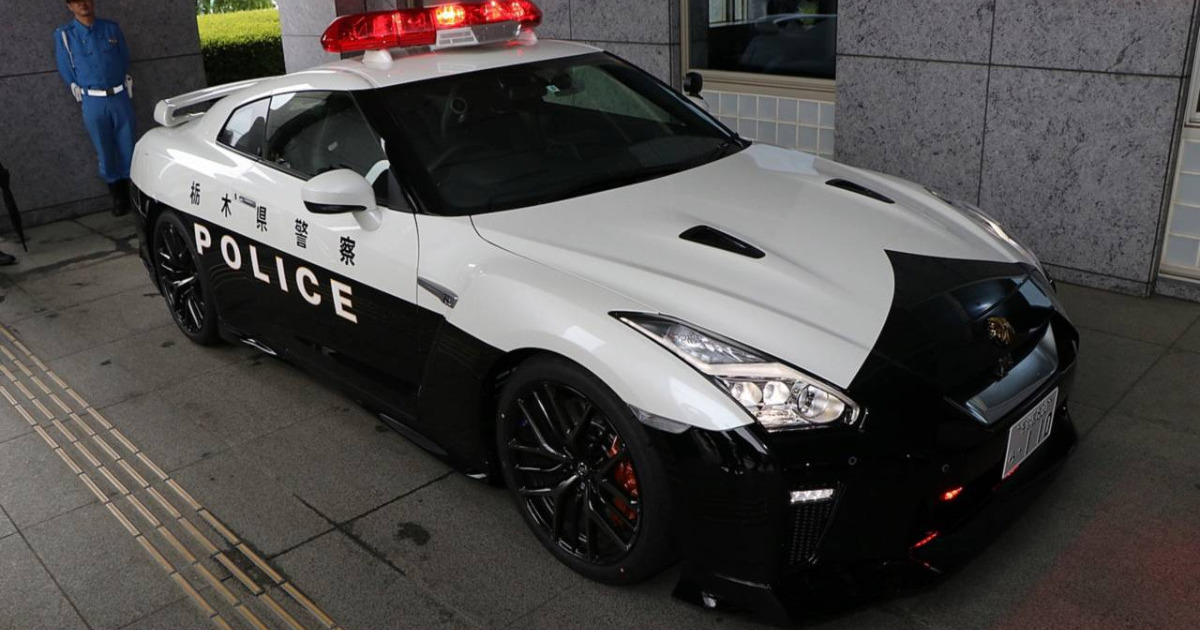 Nissan GT-R унасан Японы цагдаа нар