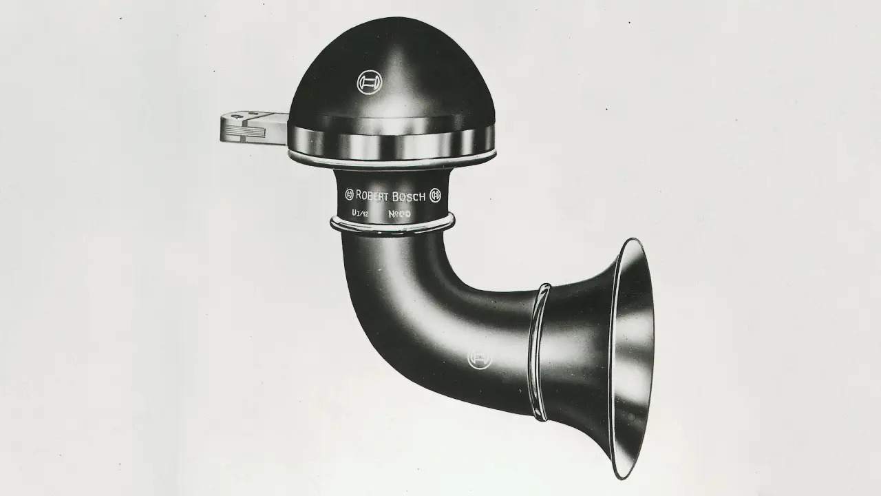 1926 он. Bosch-ийн инженерүүд мотоцикл, унадаг дугуйн гэрэл, дуут дохио буюу сингнал (horn), салхины шил арчигч, аккумулятораас цэнэг авч ажилладаг асаалтын системүүдийг зохион бүтээв. 