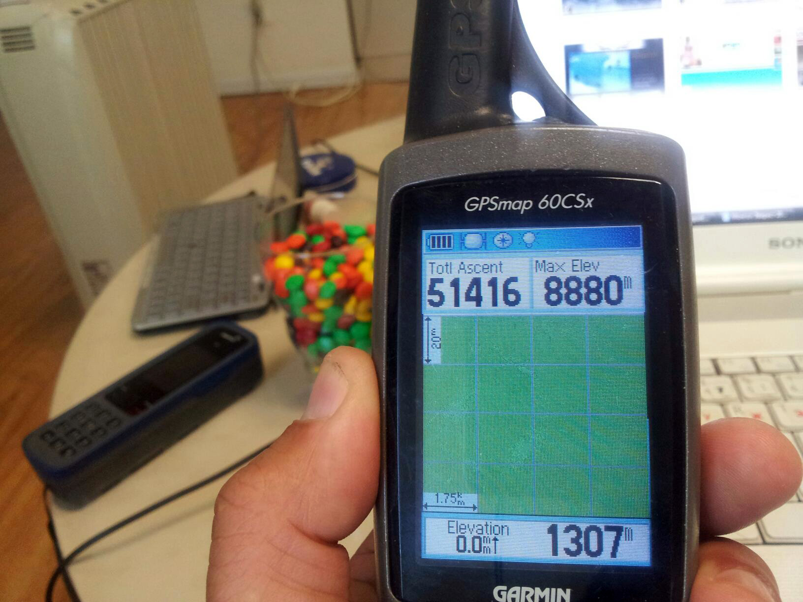 8880м өндрийн заалттай Эверестийн оргил дээр авч гарсан Garmin GPS